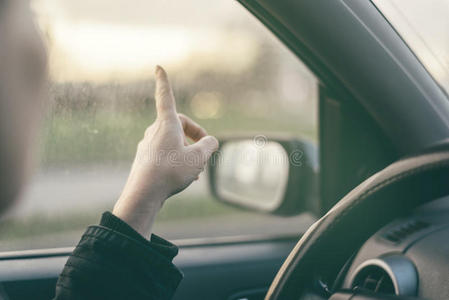 女性司机手指指向方向