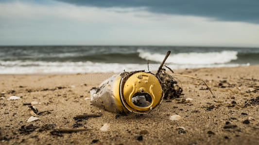 海滩上腐蚀的啤酒罐