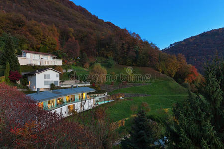 自然 地面 草坪 混凝土 风景 梯田 外部 新的 屋顶 水塘