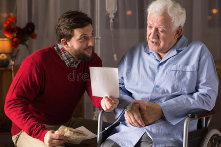 退休 病人 老年人 恐惧 帮助 残疾 照顾者 白种人 痴呆