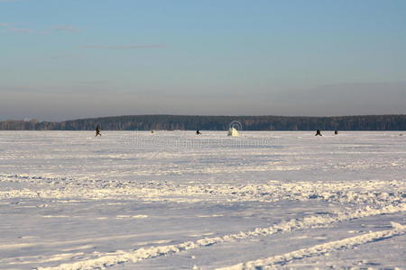 渔民在冰上钓鱼