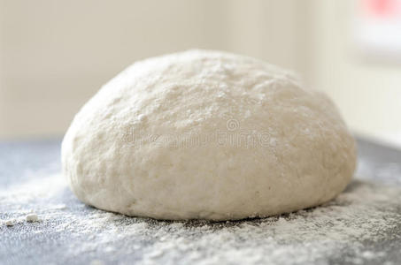 在黑色擀面板上滚面粉团摄影图