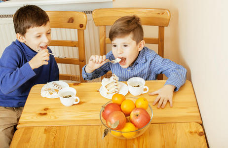 饥饿的 孩子们 甜点 小孩 体育课 可爱的 儿童 蛋糕 乐趣