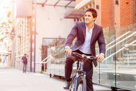 城市 男人 放气 成人 工作 总经理 自行车 白种人 骑自行车