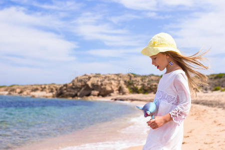 夏天海滩上可爱的小女孩