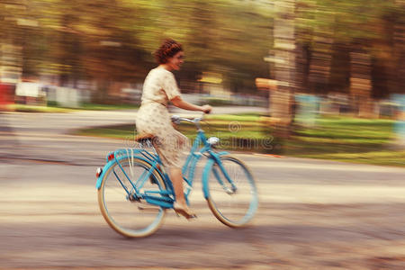 骑自行车的快乐女孩