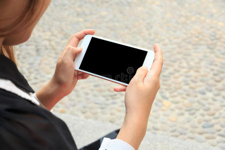 使用移动手机一个女人的手图片