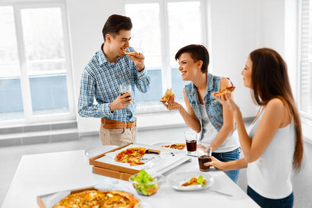 晚餐派对。 快乐的朋友吃披萨，玩得开心。 友谊