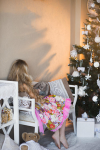 圣诞树附近的女孩，有礼物和玩具，盒子，圣诞节，新年，生活方式，假期，假期，等待圣诞老人