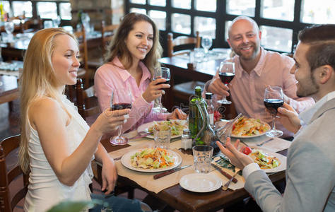 食物 白种人 闲暇 饮料 女孩 菜单 享受 餐厅 男人 聊天