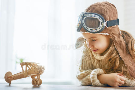 玩玩具飞机的女孩照片