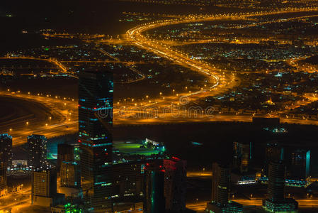 迪拜市中心夜景与城市灯。 上面的风景