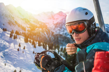 求助 寒冷 滑雪 旅行 闲暇 外部 小山 高的 雌蕊 头盔