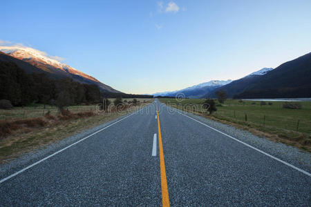 美丽的风景，沥青公路的山，有抱负的国家