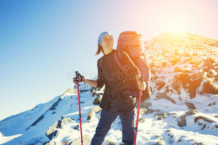 一个在山里旅行的女人。