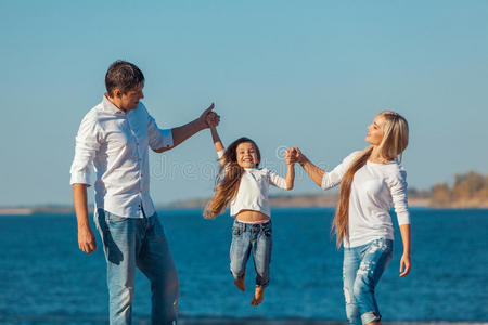 海洋 外部 童年 夫妇 女儿 爸爸 后面 自然 海滨 男人