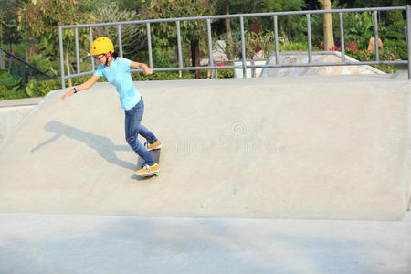 运动鞋 戏法 中国人 斜坡 女孩 滑板 滑板运动 滑冰 溜冰场