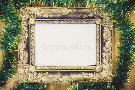 木制背景上带有相框的圣诞装饰。 威尔