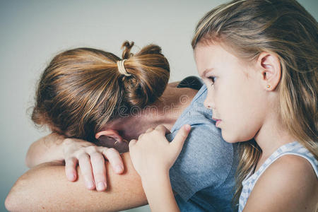 母亲 哭泣 可爱的 焦虑 坏的 绝望 妈妈 女孩 起源 童年