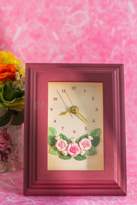 粉红色背景上的帧时钟