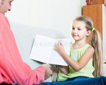 小孩 女儿 在室内 有趣的 白种人 为人父母 讨论 沙发
