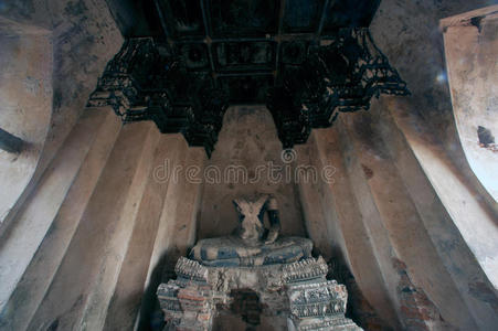 古老的佛陀在WatChaiwatthanaram，大城历史公园