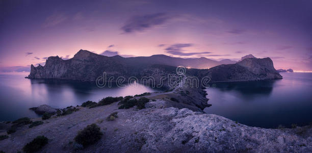 美丽的夜景，山，海和星空