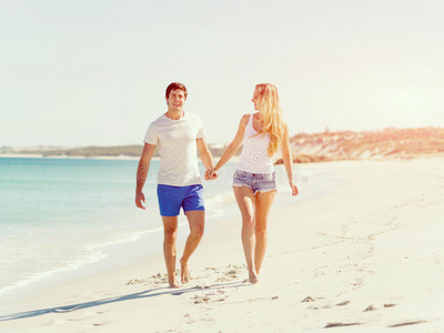 海滩上浪漫的年轻夫妇