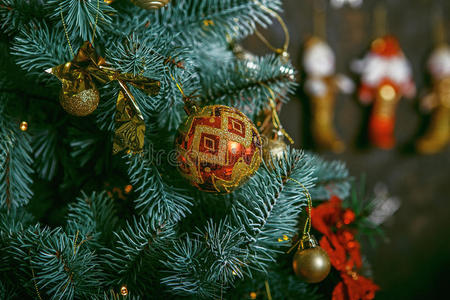 装饰圣诞树在模糊，闪闪发光和仙女的背景