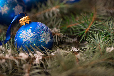 木制背景上的圣诞装饰球