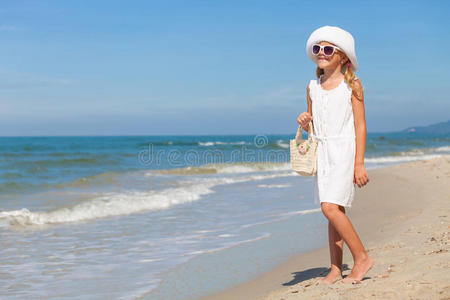 站在海滩上的小女孩