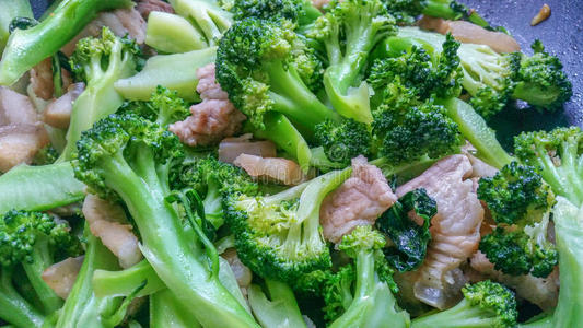 用猪肉炒西兰花照片