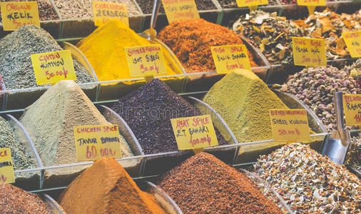 土耳其伊斯坦布尔香料集市上五颜六色的香料