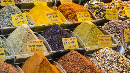 土耳其伊斯坦布尔香料集市上五颜六色的香料