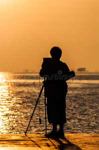 站立 风景 自然 日落 海滩 男人 照片 阴影 早晨 天空