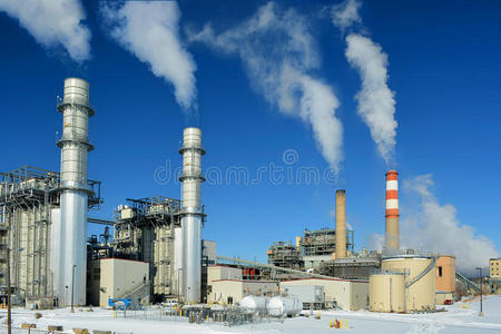 煤化石燃料发电厂烟囱在寒冷的雪天排放二氧化碳污染