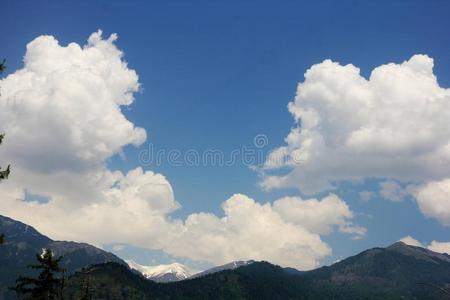 蓝天与云背景在山上。 喜马拉雅，印度