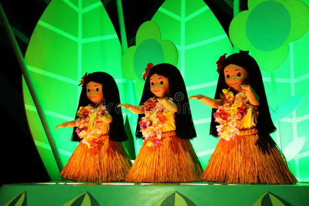 洋娃娃和小熊跳舞图片