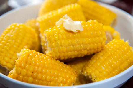 一堆熟玉米图片
