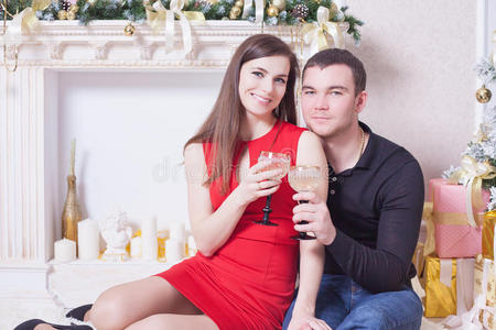 美丽的幸福夫妇庆祝新年，拿着一杯香槟