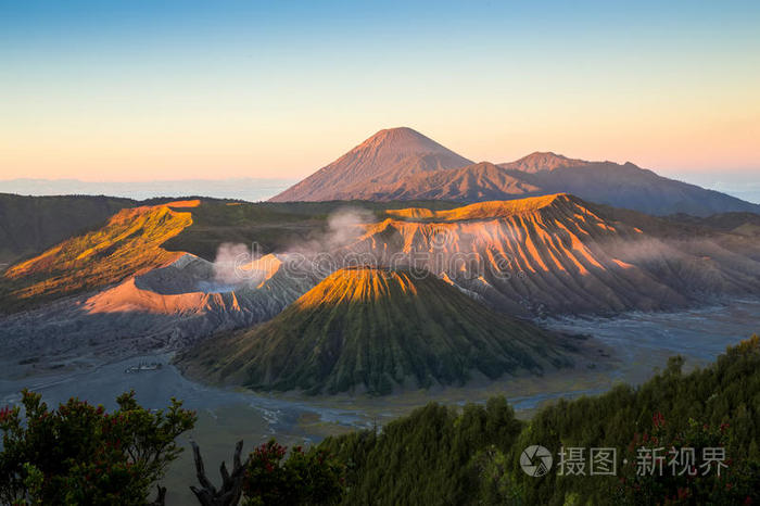 令人惊奇的日出在布罗莫山