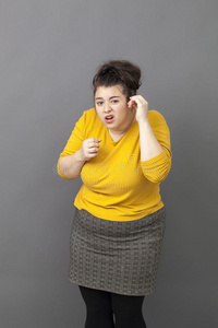 女孩 肥胖 脂肪 假装 愤怒的 语言 皱眉 混乱 不信任