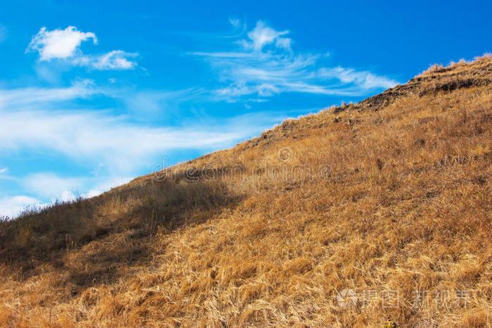 蓝天,棕色的斜坡
