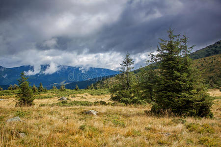 戏剧性的山景