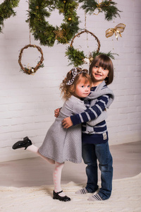 英俊的男孩和可爱的小女孩在圣诞节背景