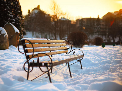 冬天城市公园的长凳