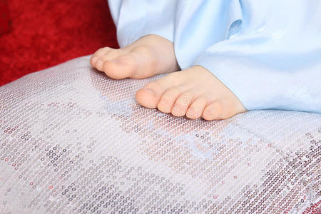 小女孩赤脚写真图片