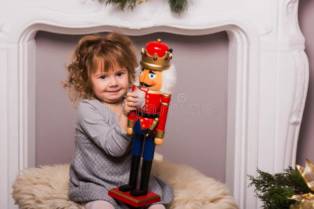圣诞节背景上可爱的小女孩