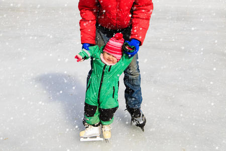 爸爸和小女儿学滑冰