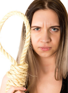 。 可怕的奇怪的年轻女人带着绳子。